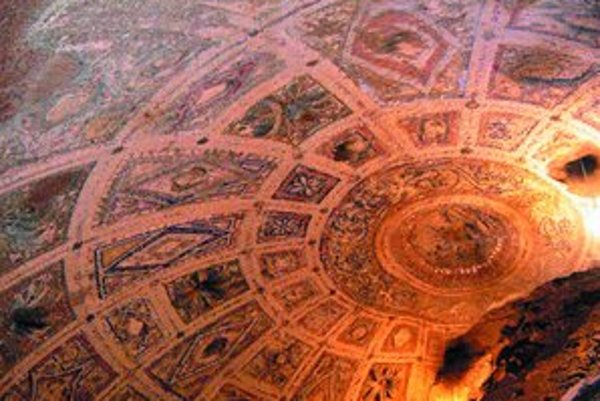 Archeológovia sa rozhodli spustiť do jaskyne cez jej strop sondu. Prekvapila ich bohatá mozaiková výzdoba.