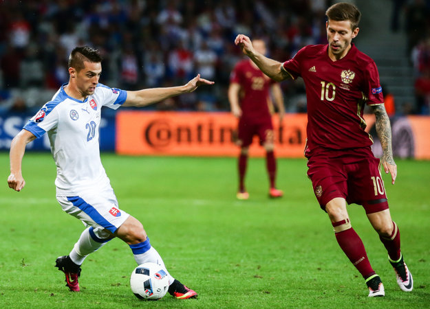 Róberta Maka (vľavo) napáda Fyodor Smolov.