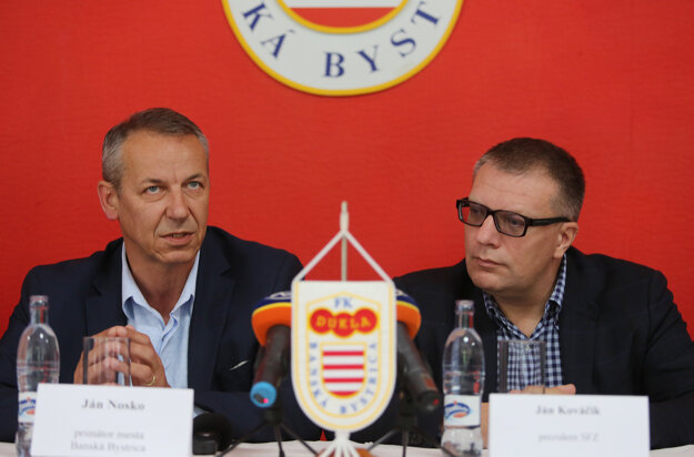Za problémy má niesť zodpovednosť vedenie klubu, ktoré nesplnilo záväzky voči mestu. Na fotografii šéf Dukly Ján Kováčik (vpravo) a primátor Banskej Bystrice Ján Nosko.