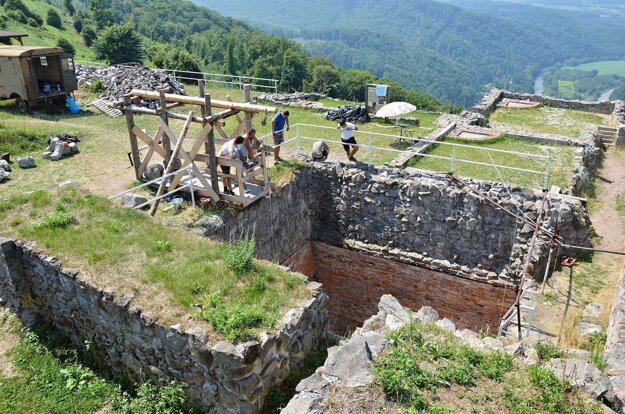 Cisternu na Hornom rade zastrešia. Opravia tiež murivo západnej prístavby paláca.