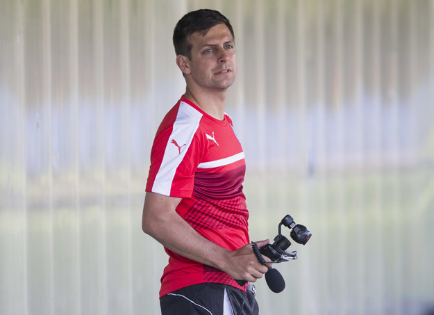 Náš videoanalytik hrával v minulosti v mládežníckej reprezentácii spolu s Muchom či Šestákom. V reprezentačnom tíme je s nimi aj dnes, hoci na inej pozícii.
