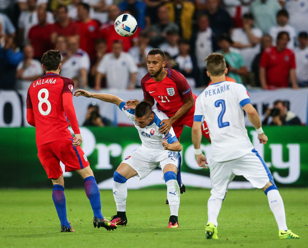 Ryan Betrand (s číslom 21) preskakuje Róberta Maka a dáva loptu Adamovi Lallanovi.