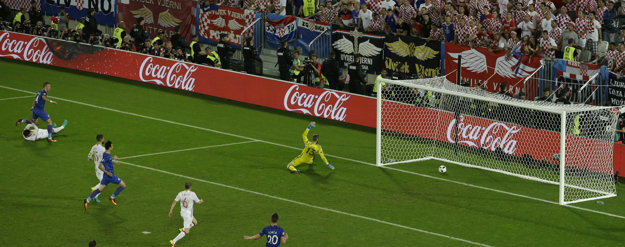Ivan Perišič (vpravo v modrom) strieľa víťazný gól do siete Španielska.