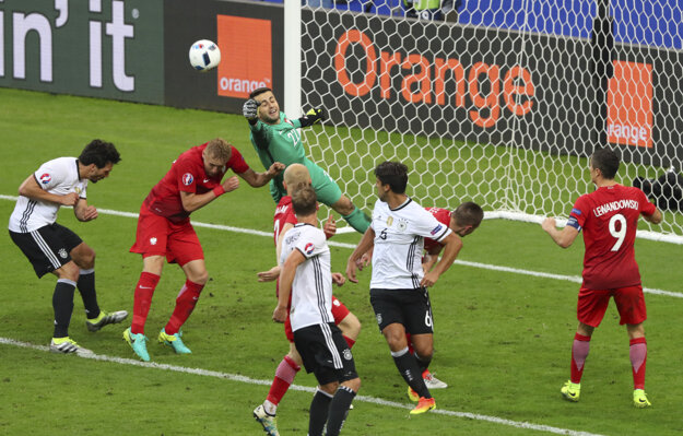 Aj Lukasz Fabianski (v zelenom drese) mal podiel na tom, že Poliaci na šampionáte ešte neinkasovali.