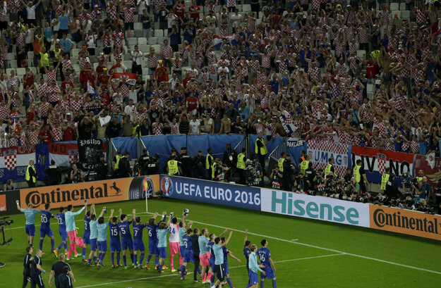 Futbalisti Chorvátska oslavujú s fanúšikmi víťazstvo nad Španielskom.