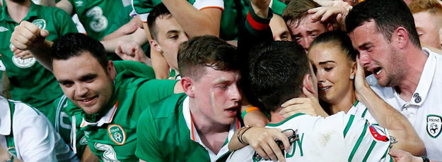 Takto sa po zápase proti Talianom tešil Robbie Brady spolu so svojou partnerkou, ako aj ostatnými írskymi fanúšikmi. Priaznivcov reprezentácie