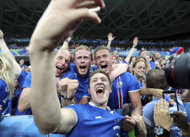 Islandský futbalista Haukur Heidar Hauksson sa fotí s fanúšikmi.