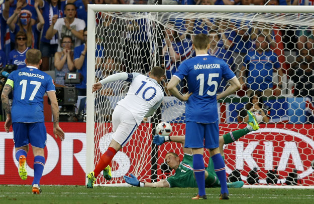 Wayne Rooney (s číslom 10) strieľa z pokutového kopu gól do siete Islandu.