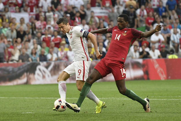 Robert Lewandowski (vľavo) je pri chuti.