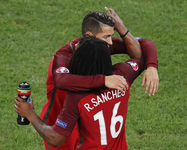 Supertalent a autor portugalského gólu Renato Sanches oslavuje svoj zásah s najväčšou hviezdou Cristianom Ronaldom.