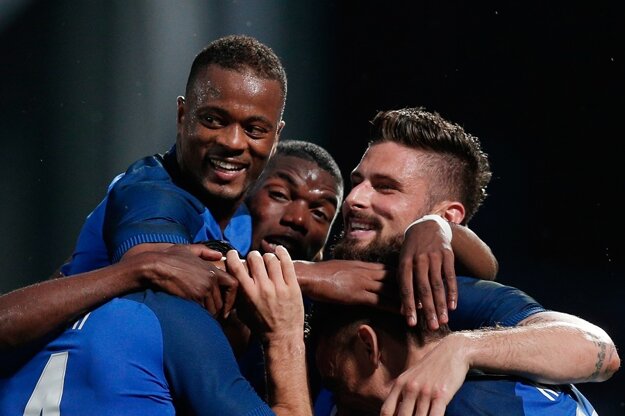 Patrice Evra (vľavo) chce dopomôcť svojej krajine v vytúženému postupu.