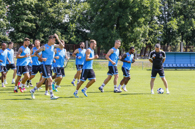 Futbalisti Slovana počas predzápasového tréningu.