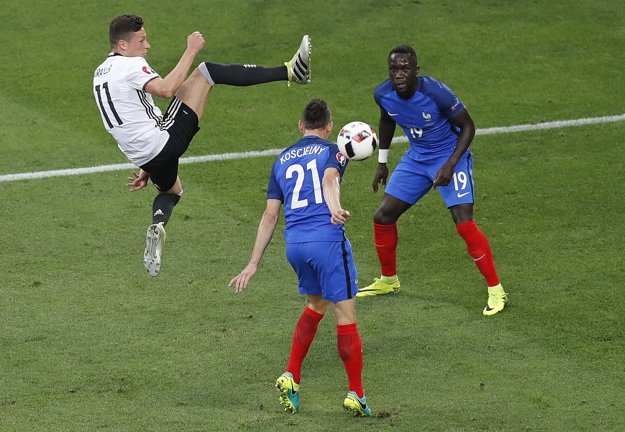 Julian Draxler (vľavo).