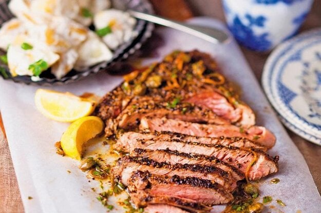 Hovädzí steak s kaparami a smotanovými zemiakmi. (zdroj: Isifa)