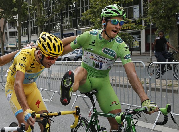 Veľký kamarát Petra Sagana a celkový víťaz Tour z roku 2014 Vincenzo Nibali (v žltom) sa nachádza v úniku.