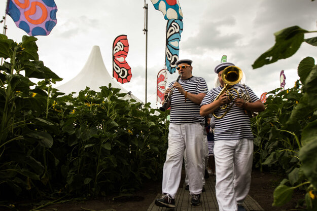 Promenáda prechádza areálom festivalu.