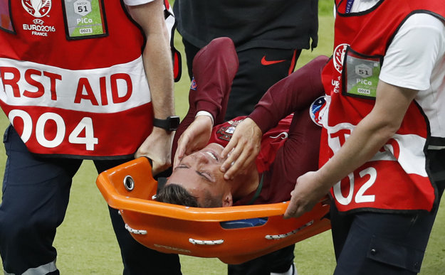 Cristiano Ronaldo po zranení skúšal ešte hrať, ale po piatich minútach ho museli vyniesť na nosidlách.