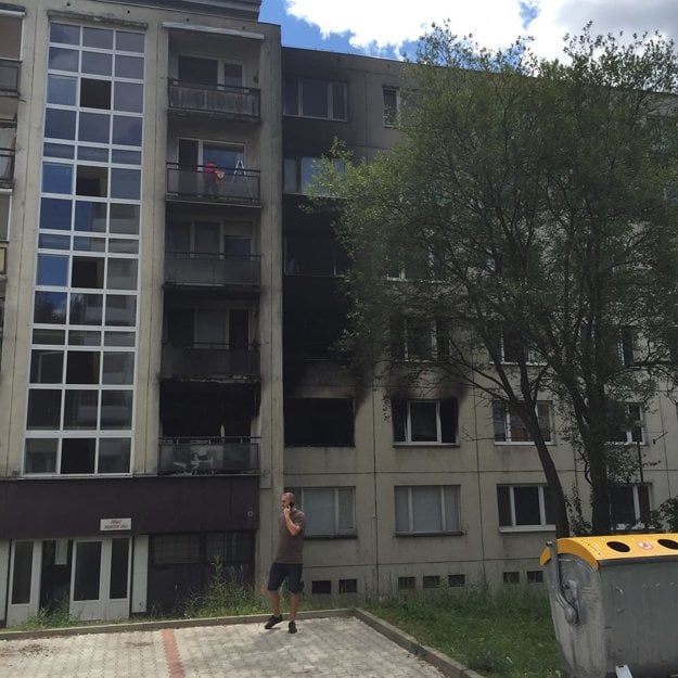 Na denných záberoch vidno, že zadymenie je veľmi silné.