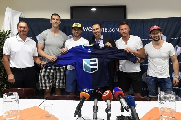 Zľava Peter Bondra, Zdeno Chára, Marián Gáborík, Miroslav Šatan, Marián Hossa a Tomáš Tatar držia dres tímu Európy.