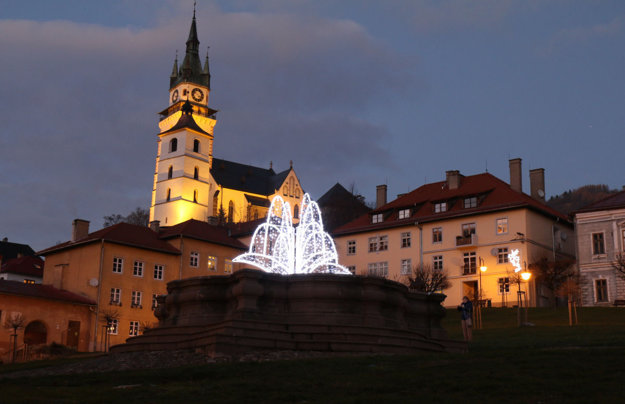 Rozsvietená vianočná atrakcia.