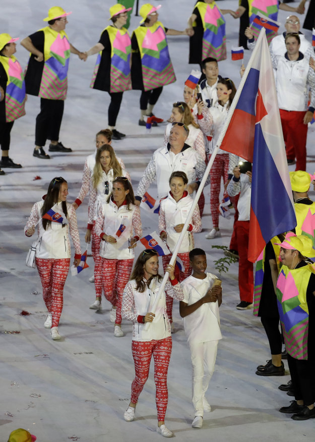 Danka Barteková privádza slovenskú výpravu na štadión Maracana.
