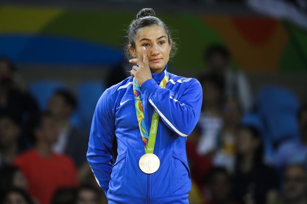 Kosovská džudistka vybojovala historicky prvú zlatú olympijskú medailu svojej krajiny.