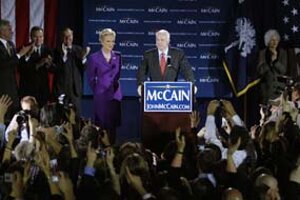 McCain oslavuje víťazstvo s manželkou Cindy a stúpencami.