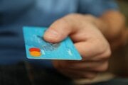Polícia stále upozorňujem, aby si ľudia nenechávali kreditnú kartu spolu s papierikom s napísaným PIN kódom.