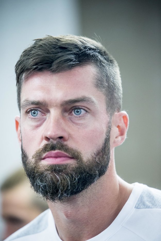 Aj na zraze slovenskej reprezentácie pred zápasom s Anglickom pôsobil Matúš Kozáčik typicky skromne.