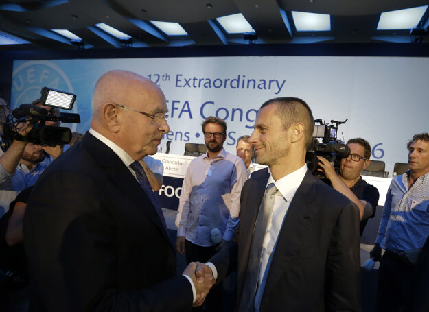 Zdolaný van Praag (vľavo) blahoželá novému prezidentovi UEFA k jeho zvoleniu.