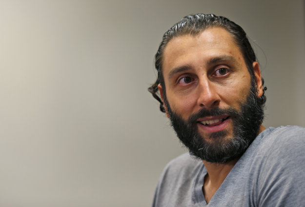 Roberto Luongo predstúpil pred novinárov v dobrej nálade.