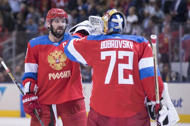 Vladimir Ovečkin (vľavo) pôjde na ZOH i v prípade, ak NHL súťaž nepreruší.
