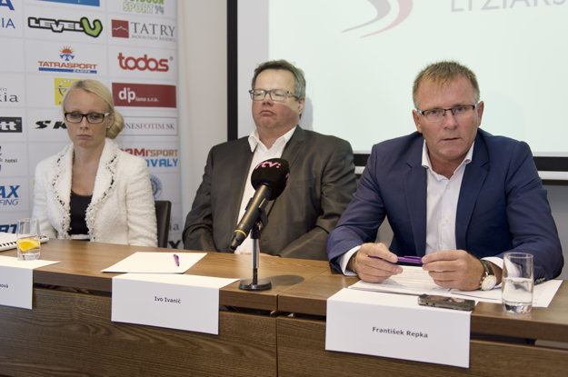 Tlačovej konferencie sa okrem Repku (vpravo) zúčastnili aj viceprezident SLA Ivo Ivanič (v strede) a členka krízového štábu Mária Faithová.