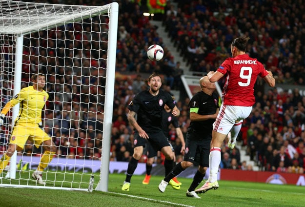 Zlatan Ibrahimovič (s číslom 9) skóruje do siete Zorje Luhaňsk.