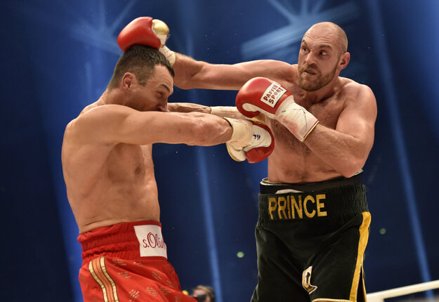 Vlani Tyson Fury (vpravo) zdolal Vladimira Klička a bol na absolútnom vrchole. Teraz sa jeho meno spája s viacerými škandálmi.