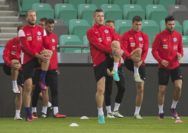 Slovenskí hráči sa pripravujú na zápas proti Slovinsku.