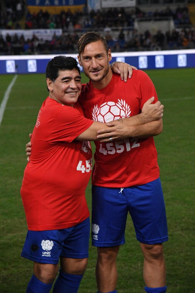 Diego Maradona (vľavo) a Francesco Totti.