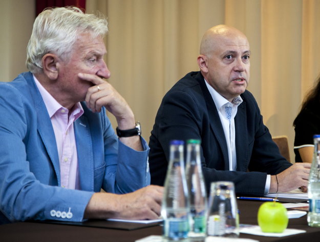 Biznismen Anton Siekel (vpravo) má vo voľbách SOV podporu súčasného prezidenta Františka Chmelára (vľavo).