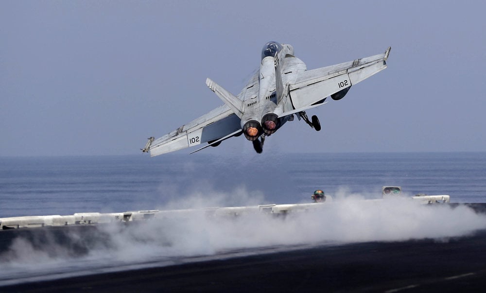 Štart stíhacieho lietadla amerického námorníctva F-18 Super Hornet. FOTO - TASR/AP