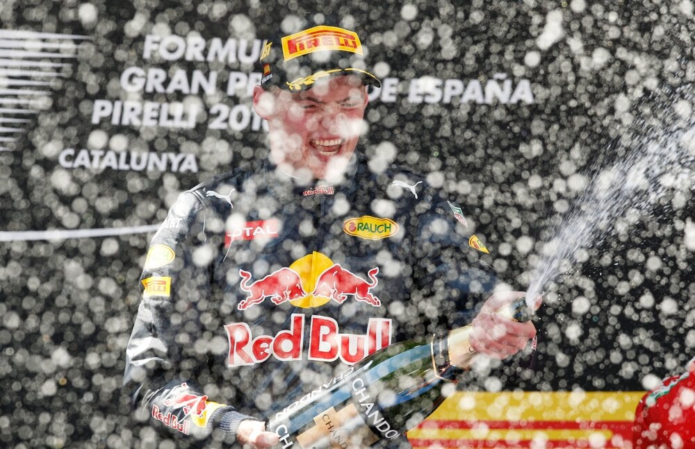 Max Verstappen oslavuje víťazstvo v Španielsku.