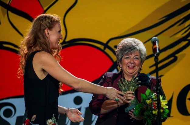 Za kategóriu Obec a mesto odovzdáva cenu starostke obce Hlinné Milene Naštovej Hladovej (vpravo) predsedníčka poroty Jarmila Lajčáková.