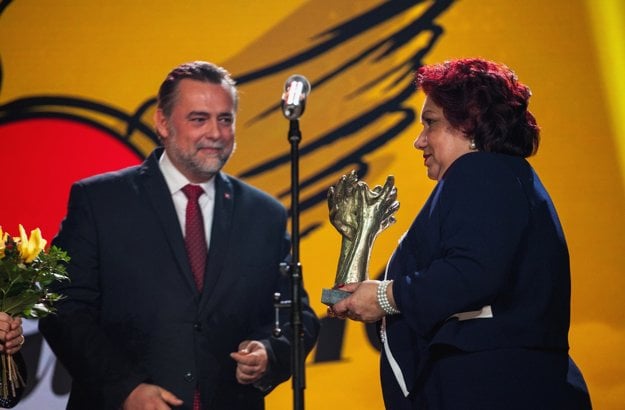 Laureátke ocenenia Roma Spirit 2016 v kategórii Osobnosť učiteľke Eve Gašparovej odovzdal cenu vedúci Kancelárie prezidenta SR Štefan Rozkopál.