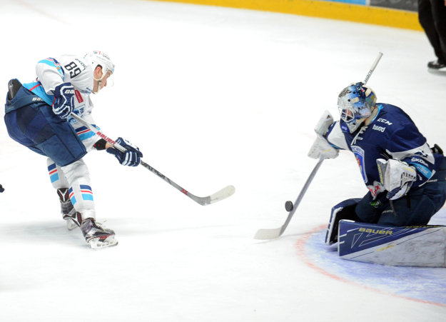 Samuel Chalupa z HK Nitra (vľavo) a brankár Christián Pavlas z MHC Martin (vpravo).