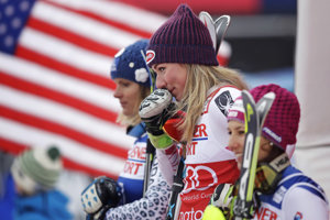 Mikaela Shiffrinová (v strede) zvíťazila vo všetkých troch slalomoch v aktuálnej sezóne.