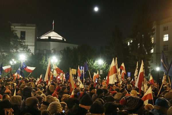 Poľskí demonštranti v uliciach.