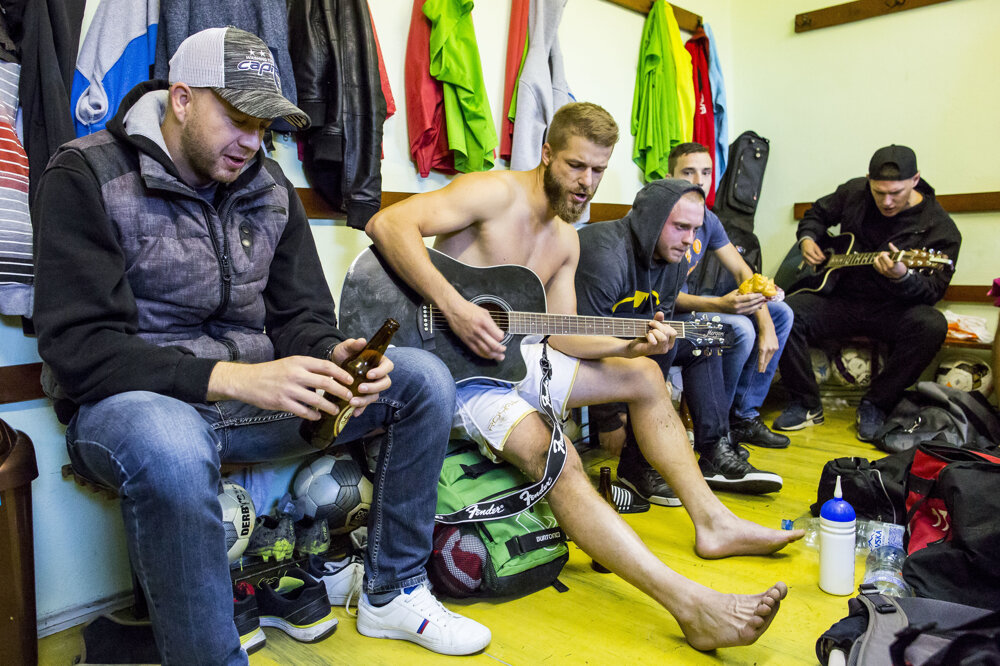4. november 2016. Futbalisti Doľan sa po zápase zabávajú v kabíne.