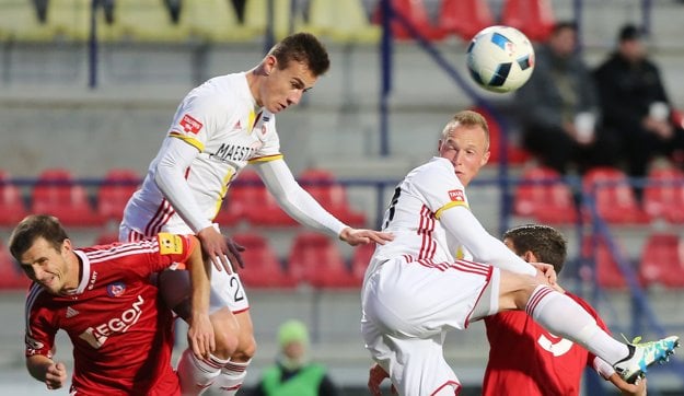 Dominik Kružliak (druhý zľava) sa objavil v nominácii trénera seniorskej reprezentácie Jána Kozáka.