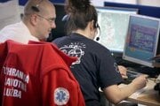 Tiesňová linka 112 rozdeľuje volania o pomoc hasičom, policajtom a záchranke.