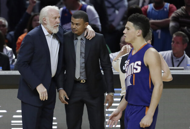 Tréner San Antonia Gregg Popovich (vľavo) blahoželá koučovi Phoenixu Earlovi Watsonovi.