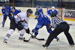Zľava v popredí: Vyacheslav Trukhno HC ‘05 iClinic Banská Bystrica a Marek Zagrapan z HK Poprad.